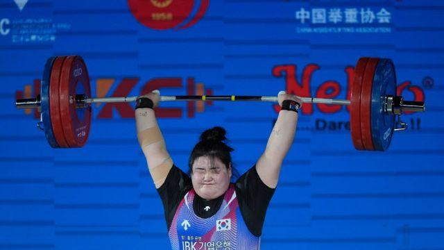 '역도요정' 박혜정, 허리통증 딛고 2년 만에 세계선수권 정상