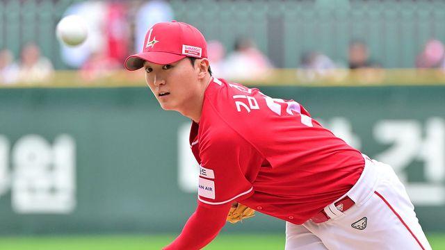 홈에서 '빨간색' 원정 유니폼 착용한 SSG…왜? 