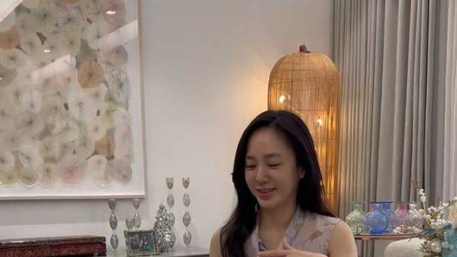 53세 맞아?…세월 거스른 미모 박주미, 우아한 생일 파티 [AI 포토컷]