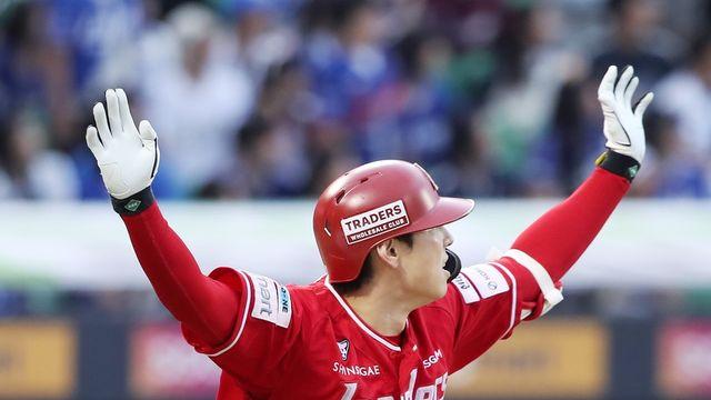 김성욱, 극적인 끝내기 홈런…SSG, 삼성 꺾고 준PO 승부 원점(종합)