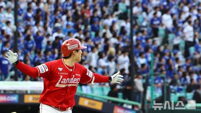 '김성욱 끝내기 홈런' SSG, 2차전서 극적 승리…시리즈 1승 1패 원점(종합)[준PO]