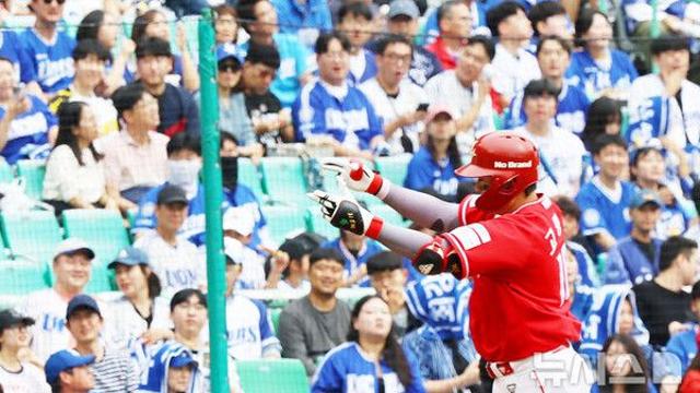SSG 고명준, 준PO 두 경기 연속 홈런…가라비토 상대 선제 솔로포[준PO]