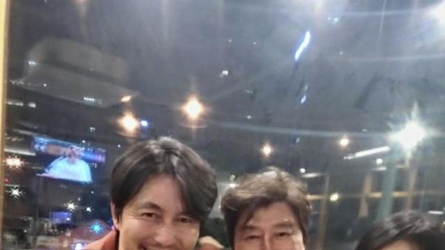 채시라, 정우성·송강호·김혜은과 심야 회동 공개…'영화 보스' 시사회 뒷풀이서 새벽까지 이어진 '특급 친분'