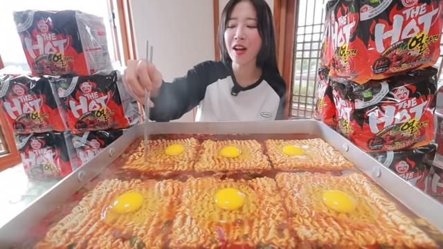 일정 때문에 간단히 라면 먹방한다는 쯔양 근황