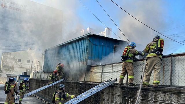 부산 사하구 스티로폼 공장에 불…1명 연기 흡입