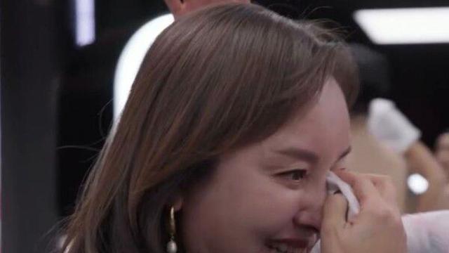 '故조민기 아내' 김선진, 7년 만에 눈물의 방송 복귀