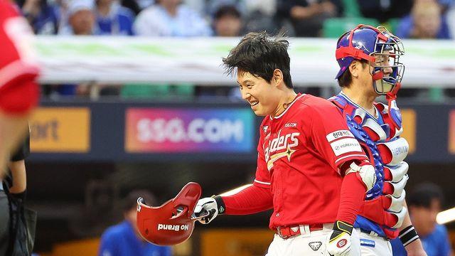 '준PO의 사나이' SSG 김성욱, 9회말 끝내기 홈런 활약(종합)