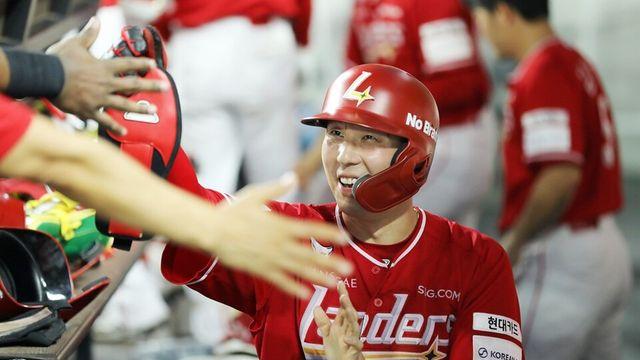 '김성욱 끝내기 홈런' 프로야구 SSG, 준PO 2차전 삼성에 4-3 승… 1승 1패 동률