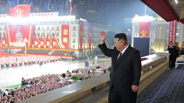 北, 화려한 우중 열병식…南향해 