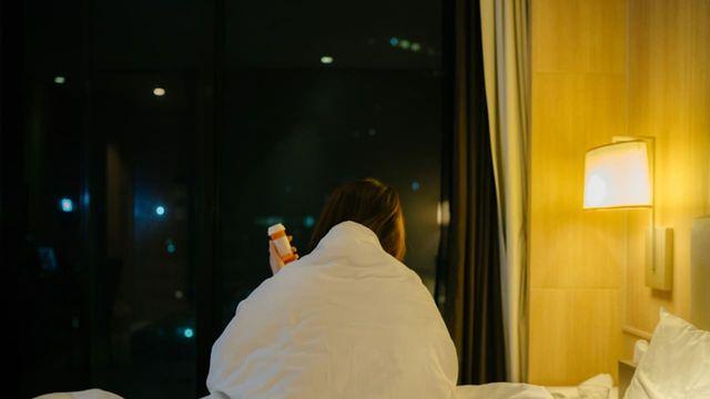 '이 생각에 사로잡혀 한밤중에 깨기도..' 무려 성인 10명 중 7명, 잠 못 들고 밤새 하고 있다는 '걱정' 정체