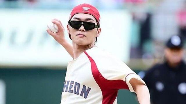 최현욱 시구 논란…시타 아동 母 SNS서 직접 심경 밝혀