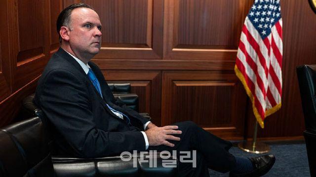 골프장 캐디에서 백악관 국장으로…인생역전 이 인물