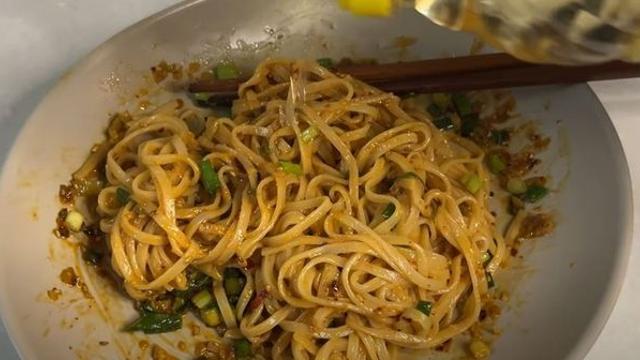 땅콩버터를 사과에만 발라 먹는 게 지겨울 때 '국수'에 섞어 보세요