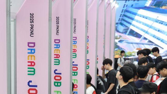 20대 인구, 처음으로 70세 이상에도 추월…취업시장서도 '찬밥'