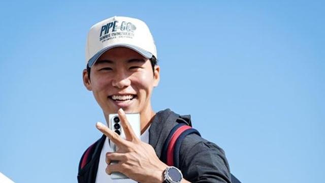 김혜성 '활짝 웃고 브이' 초대형 소식 터졌나? KIM 밀워키행 전세기 탑승! NLCS 로스터 합류 청신호→로버츠 감독 고민 끝났다?