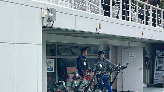 [IN VIEW] ‘운동화’ 신고 등장한 황희찬, 홀로 사이클 훈련…파라과이전 출전도 불투명