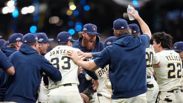 30SV 마무리투수의 선발등판! ‘올인’ 밀워키 7년 만에 NLCS 진출…오타니의 다저스 만난다