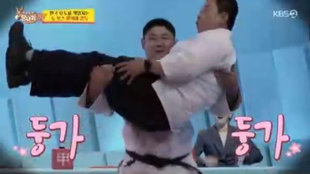 '유도국대 감독' 황희태, '100kg' 정호영 안고 스쾃 