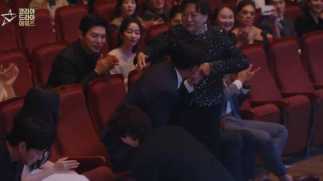 시상식장 발칵…데뷔 31년 만에 생애 첫 대상 품은 ‘원조 한류스타’ 정체