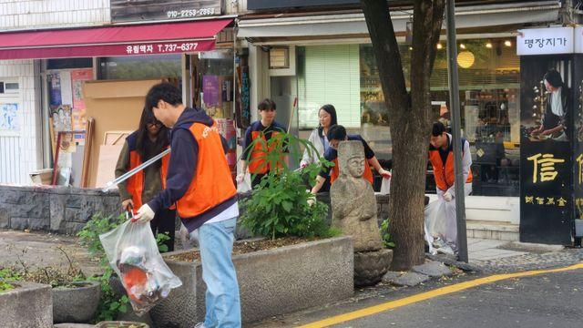 한식진흥원, ‘대한민국 새단장 캠페인’… 북촌·인사동 일대서 플로깅