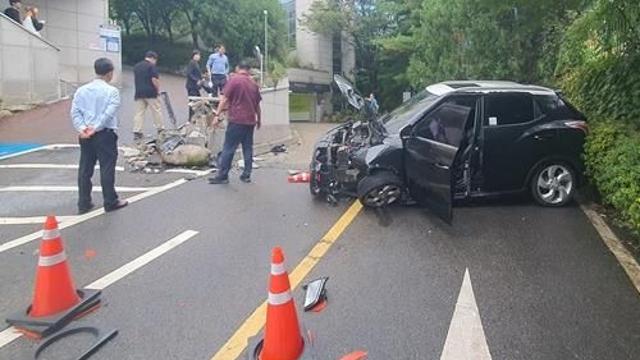 대학 건물 진입로 구조물에 차량 돌진…