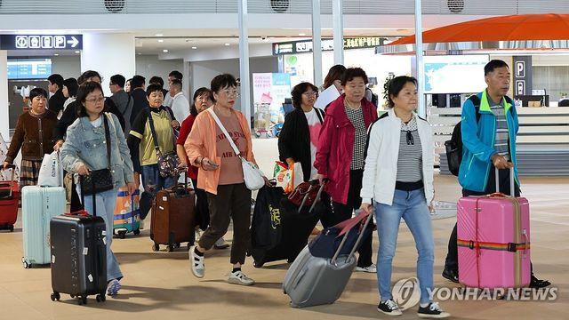'中 무비자'에 인천항 한중여객선 활기…단체관광객 북적