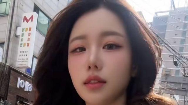 길거리에서 쪽지 받은 여자