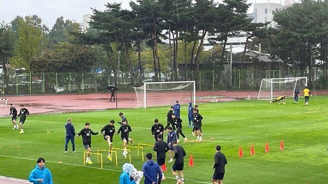 [IN VIEW] ‘2연패는 없다!’ 파라과이전 앞둔 홍명보호, 굵은 가을비 속 훈련 매진