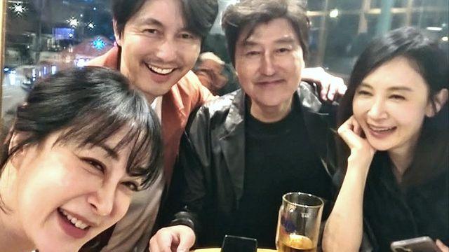 ‘극비 결혼’ 정우성, 술자리서 포착…수염 기르고 웃음꽃 활짝 [RE:스타]
