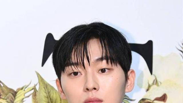 최현욱, 결국 '시구 논란'에 고개 숙였다…소속사 측 