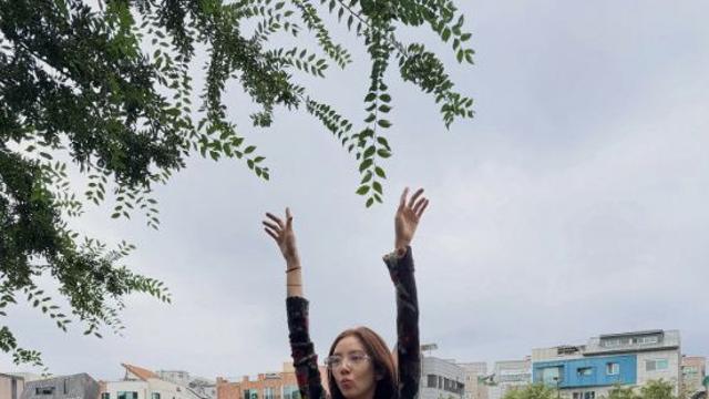 손담비, 딸 출산 6개월 만에 '개미허리' 완벽 회복…크롭 티셔츠로 자랑한 명품 몸매
