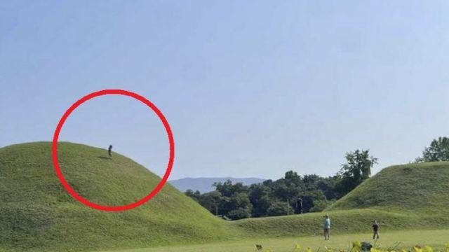 “한국인 맞아?”“처벌받을 수도”…짓밟힌 경주 고분에 공분