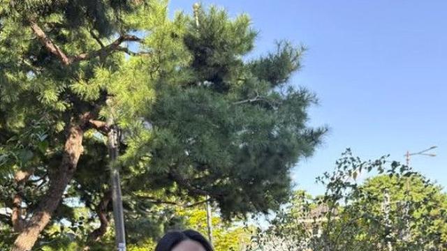 설현, 카디건X청바지 수수한 가을 패션…함박웃음 속 '청순 대학생 비주얼' 과시