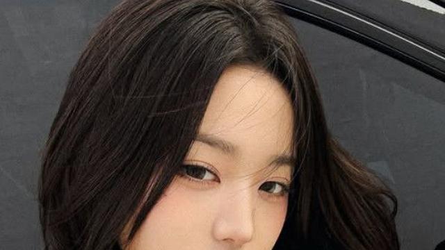 장원영, 체크무늬 원피스에 카디건…쌀쌀한 날씨에도 변함없는 '가을 여신' 비주얼