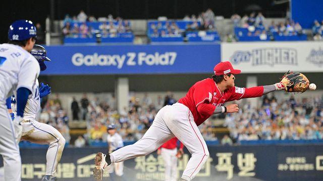 '라팍 열기 미쳤다!' 안상현 치명적 송구 실책→김지찬 전력 질주 득점→구자욱 적시타…삼성 4회초 3-1 리드 [준PO3 라이브]
