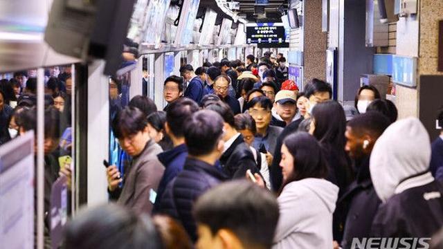 서울 지하철 7호선 철산역서 한때 열차 고장…출근길 불편