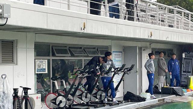 [IN VIEW] ‘이틀 연속’ 홀로 운동화+사이클…황희찬, 파라과이전 출전 먹구름