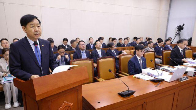 ‘일괄사의’ 기재부1급들, 국감장에…與서도 “아이러니·코믹한 장면”