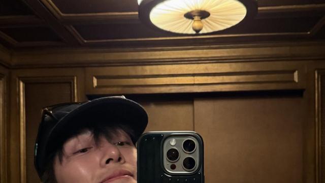 지창욱, 거울 셀카도 작품…“분위기 미쳤다” [AI 포토컷]
