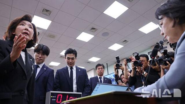 국회, 국정감사 2일차…방통위 폐지·이진숙 체포 등 두고 여야 충돌