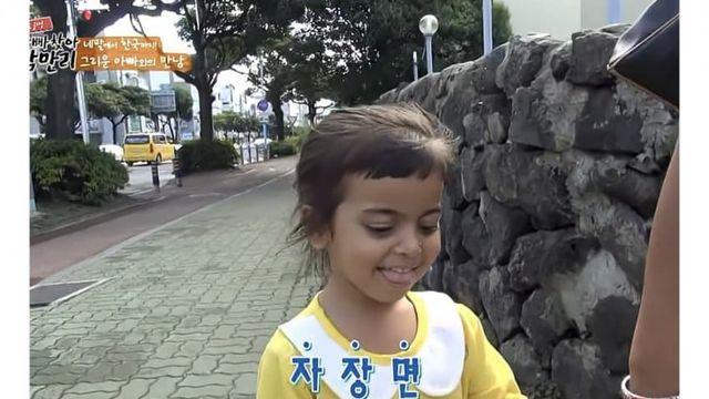 태어나서 짜장면을 처음 먹는 네팔 어린이 반응 