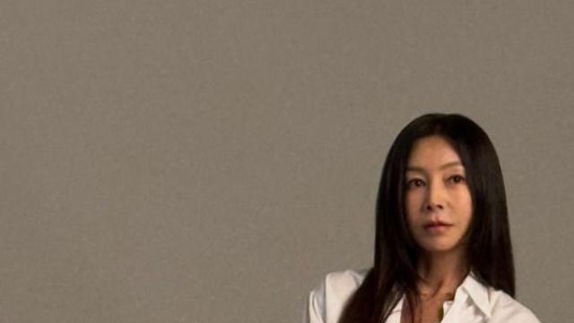 황신혜, 62세 나이 무색한 '컴퓨터 미인' 비주얼…셔츠X슬랙스로 완성한 명불허전 동안 미모