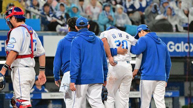 '포구 중 허리 통증→부축 교체 아웃' 김영웅 사라졌다…전병우, 4차전 9번·3루수 대체 선발 출격 [준PO4 현장]