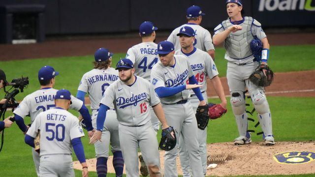 123m 타구가 병살타로 이어졌는데...다저스, '8이닝 10K' 스넬 앞세워 CS 1차전 승리