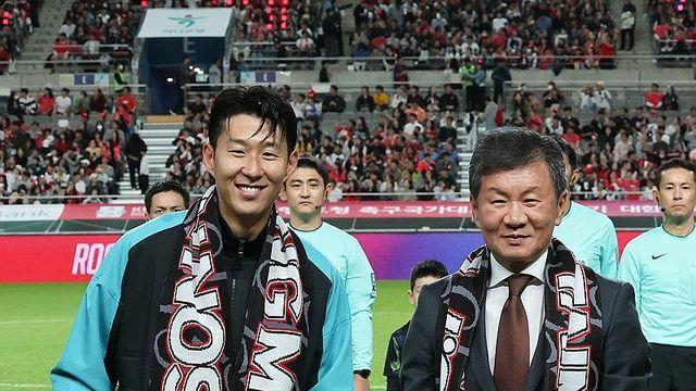 전설이 전설에게…손흥민, 차범근 축하받고 138번째 경기 출격