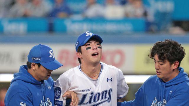 '아' 허리 부상 김영웅, 4차전 결장 유력 