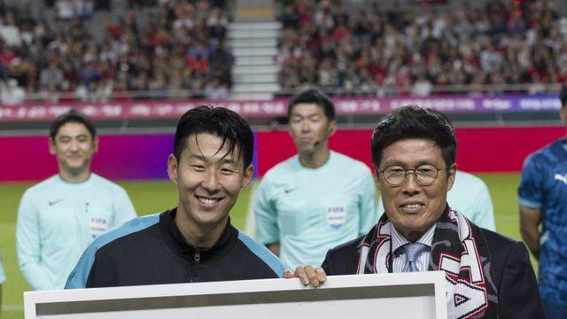 [SD 상암 라이브] 한국축구의 전설이 된 SON, A매치 최다출전 손흥민에게 차범근이 기념 티셔츠 전달