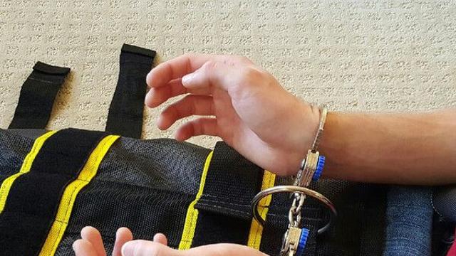 흉악범도 아닌데…美, 이민자 추방에 전신구속장비 사용