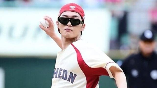‘강속 시구 논란’ 최현욱, 자필 사과문에도 여론 싸늘