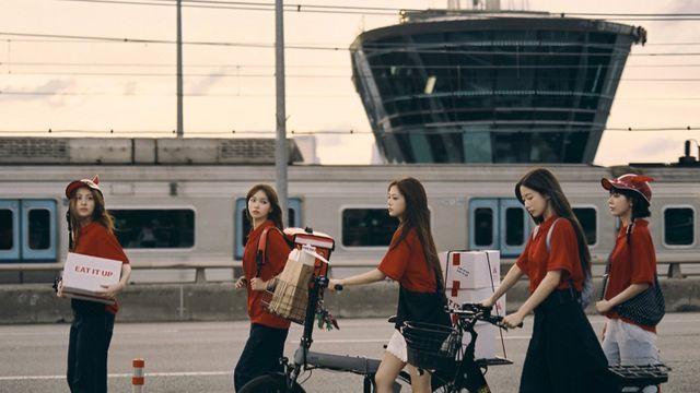배달복 입은 르세라핌, 청춘 영화 같은 ‘노킹 바질’